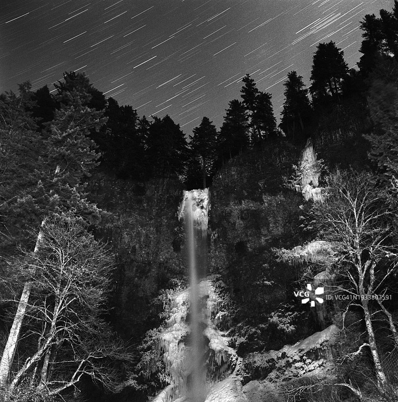 美国俄勒冈州马尔特诺玛瀑布之上的星迹图片素材
