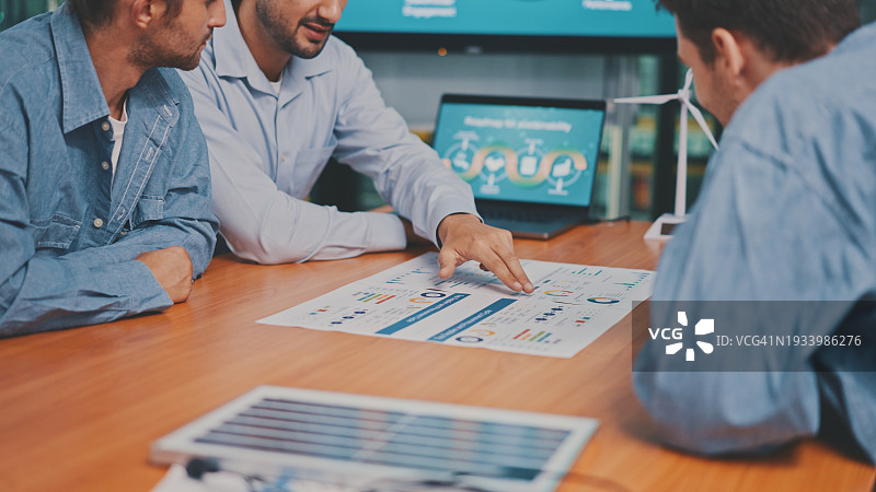 工厂中从ESG到可持续性的工程师团队会议图片素材