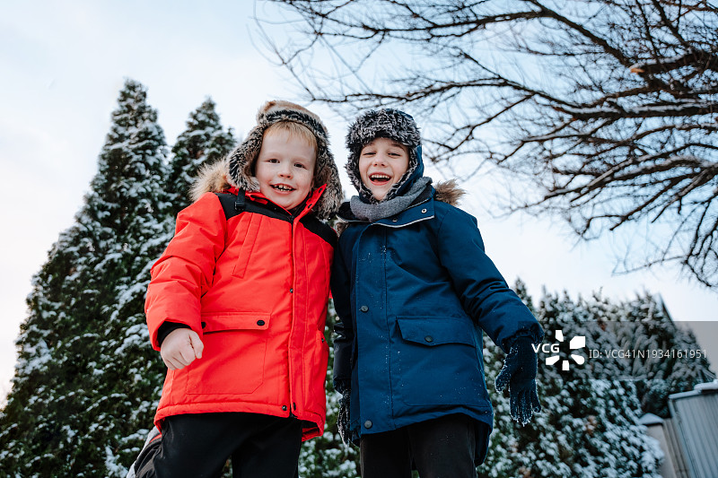 两个男孩在冬天户外行走图片素材