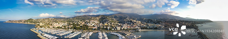 意大利圣雷莫城市港口与天际线鸟瞰图图片素材