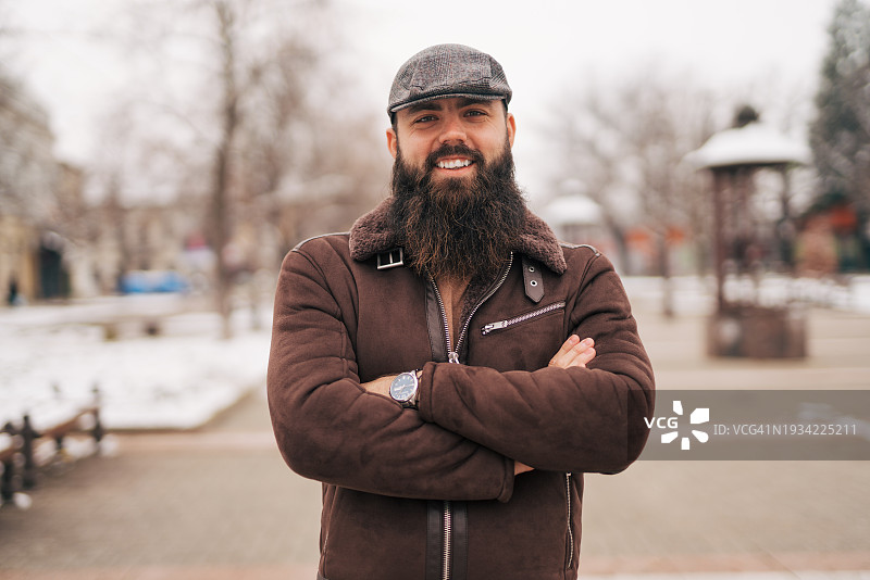 站在城市街道上的络腮胡青年肖像图片素材