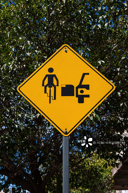 交通标志警告乘客开门时注意骑自行车的人图片素材