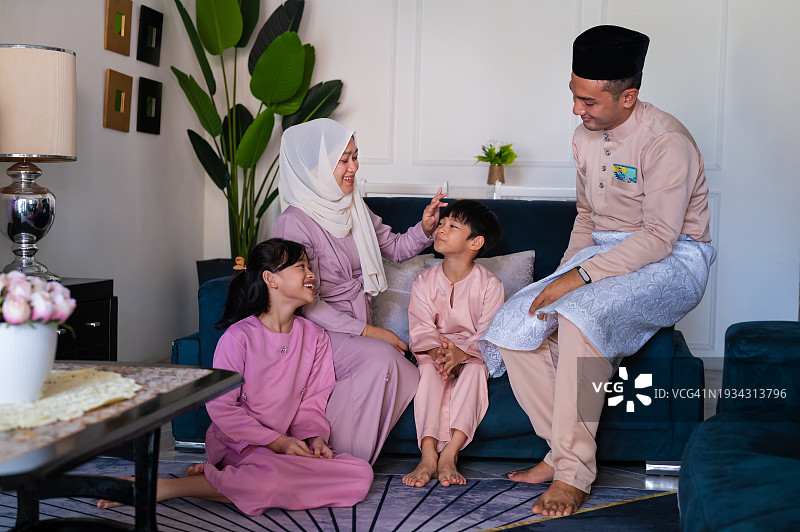 马来西亚穆斯林家庭在客厅里庆祝开斋节图片素材