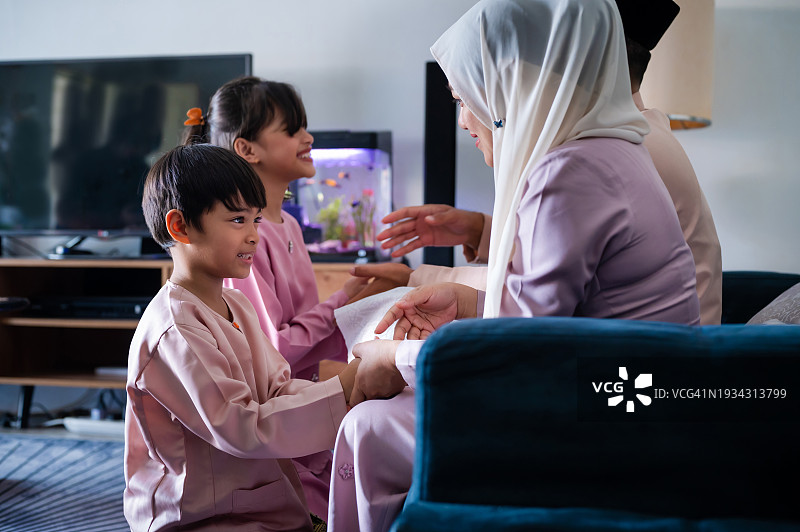 穆斯林家庭在开斋节庆祝活动中拥抱图片素材