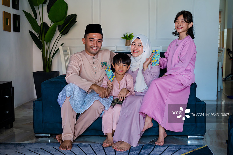 马来西亚穆斯林家庭在客厅里庆祝开斋节图片素材