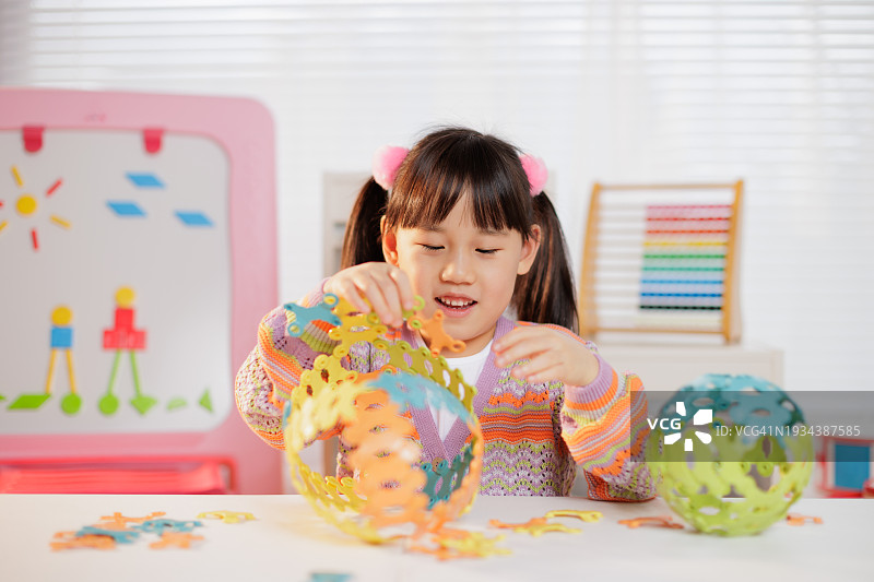 小女孩在家玩拼装玩具图片素材