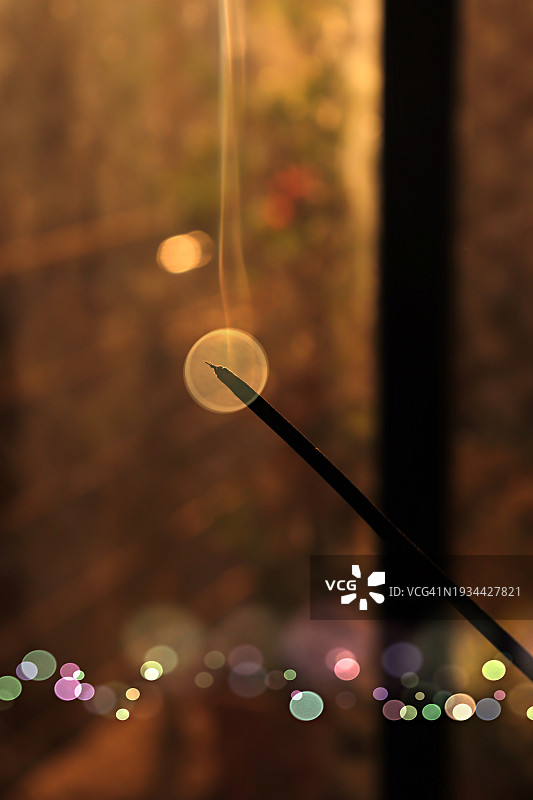 燃烧的香与烟雾/清晨阳光下的美丽散景/静物图片素材