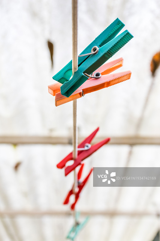 晾衣绳上的衣夹图片素材