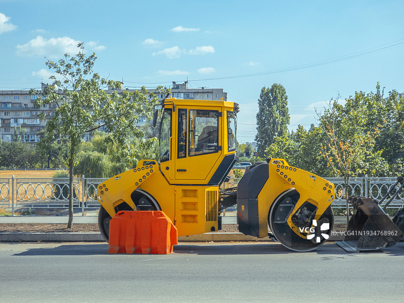 黄色沥青摊铺机图片素材
