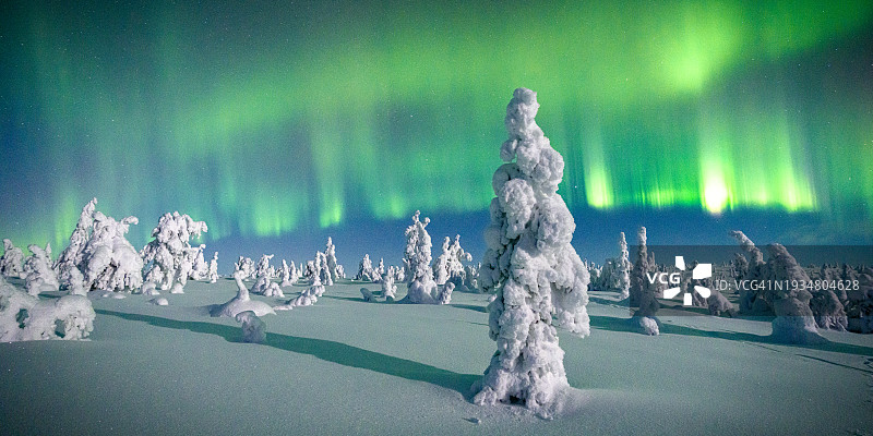 北极光下被白雪覆盖的冰雕图片素材