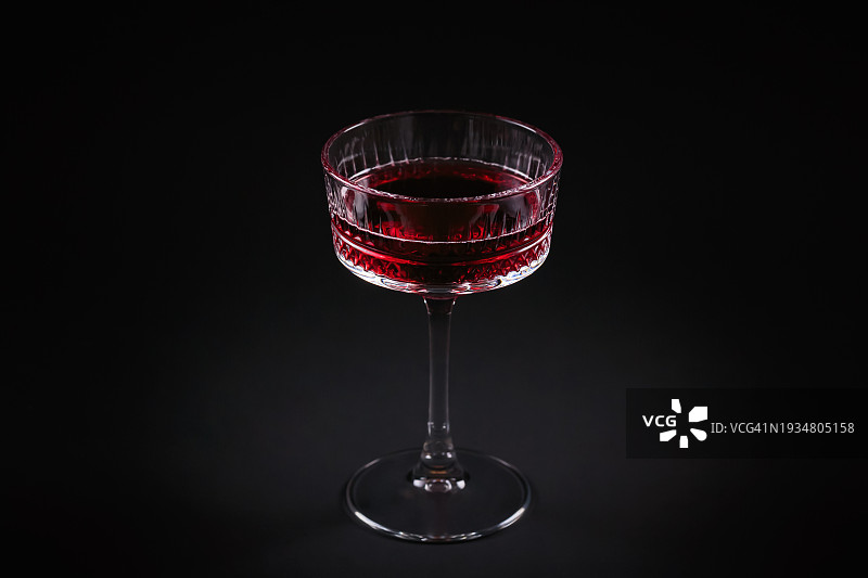黑色背景上的红色气泡酒杯图片素材