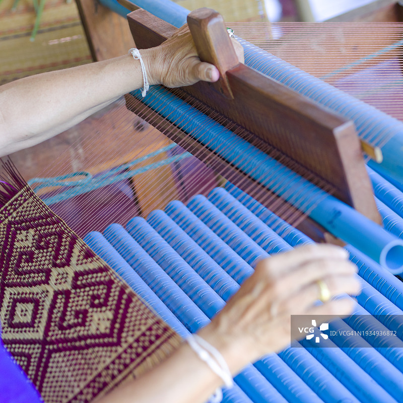 泰国中年妇女在彭世洛府做织布和工艺品图片素材