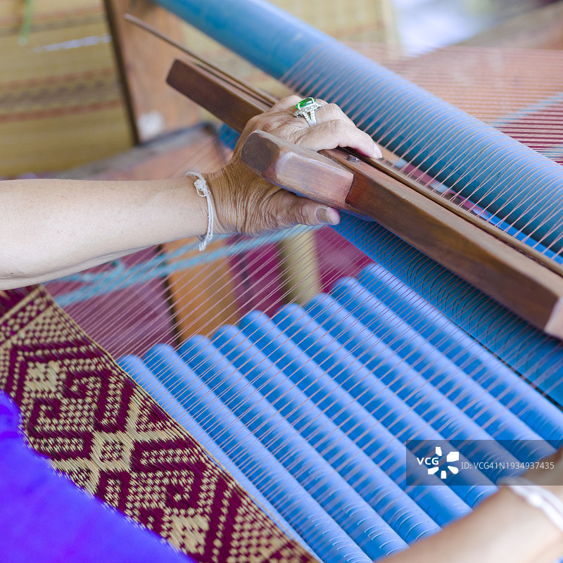 彭世洛府的传统泰式织布工艺场景图片素材