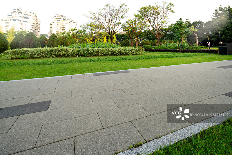 花园里的空路图片素材