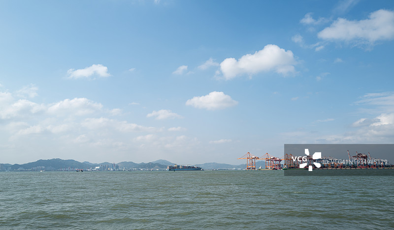 俯瞰海港的商业码头图片素材