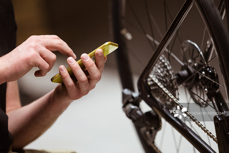 维修人员调整自行车变速器图片素材