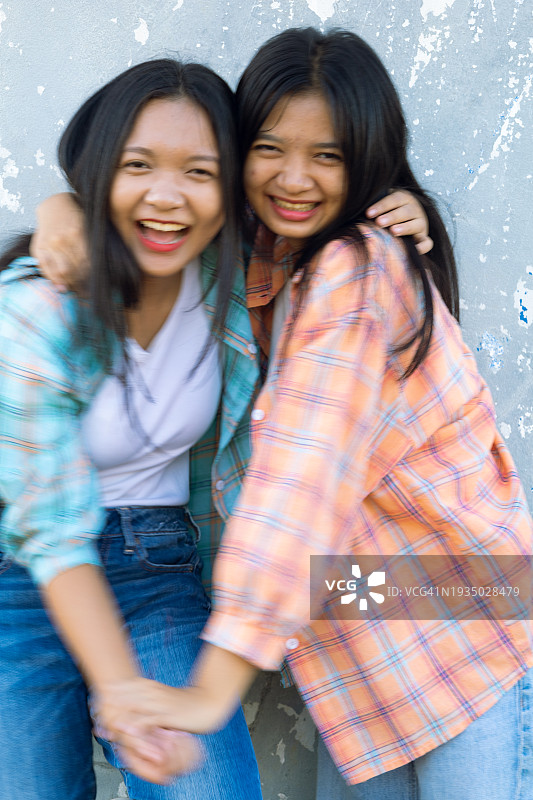 快乐的亚洲年轻女孩肖像图片素材