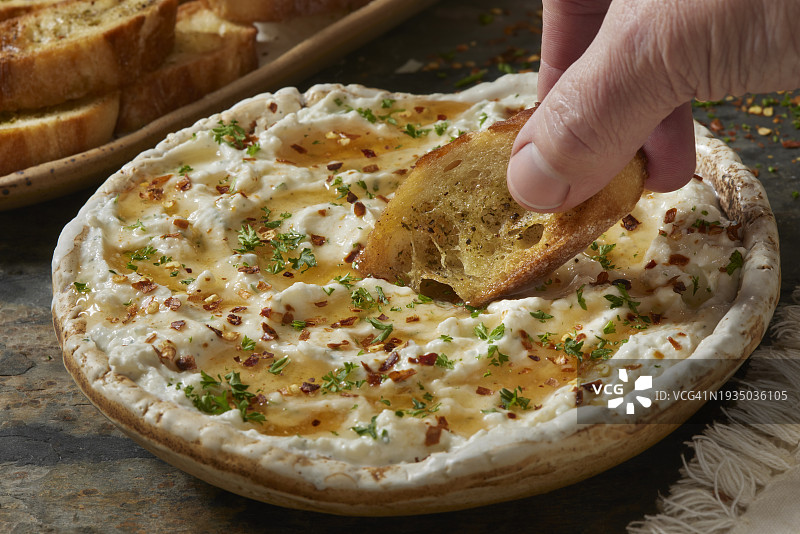 热蜂蜜搅打羊乳酪蘸酱图片素材