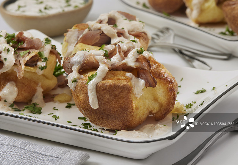 烤牛肉酿迷你约克郡布丁图片素材