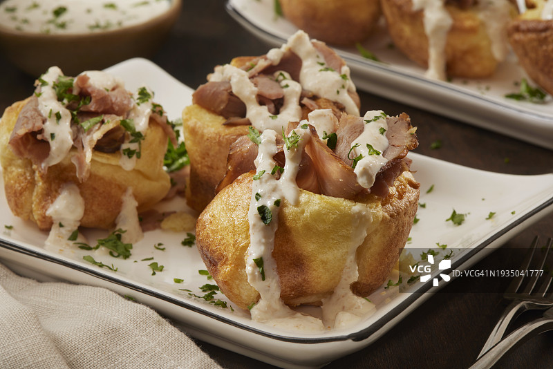 烤牛肉酿迷你约克郡布丁图片素材