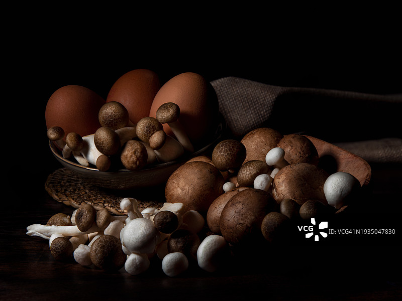 黑色背景桌子上的鸡蛋特写图片素材