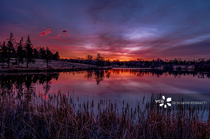 日落时分科罗拉多州格林伍德村的湖泊美景图片素材