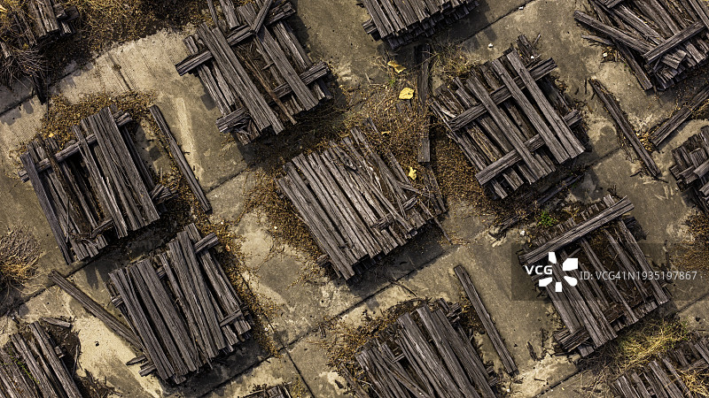 成堆木材的鸟瞰图图片素材