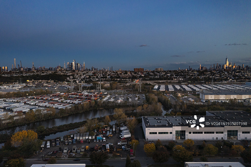 从新泽西州锡考克斯眺望纽约市图片素材