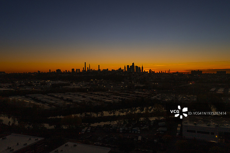 从新泽西州锡考克斯眺望纽约市图片素材