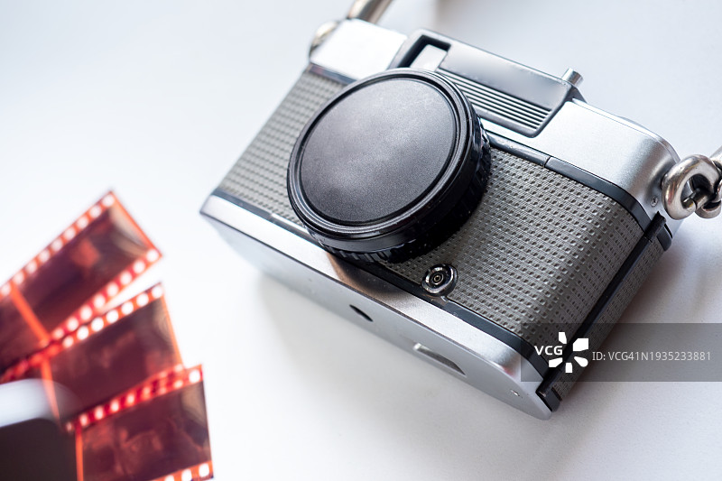 白色背景上的复古相机图片素材