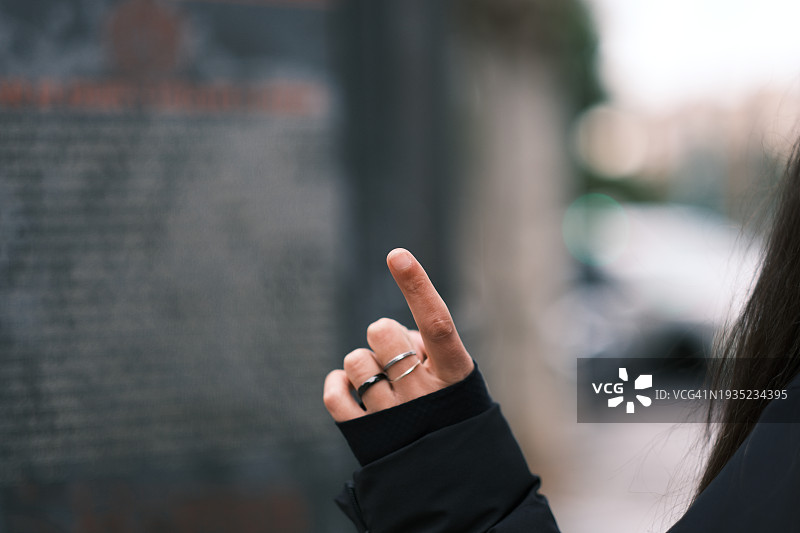 户外指向的手和女人图片素材