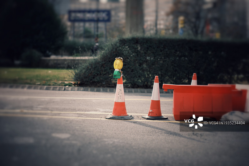 道路上的交通锥和施工现场图片素材