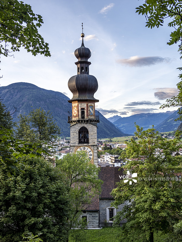 多洛米蒂阿尔卑斯山布鲁尼科教堂的钟楼图片素材