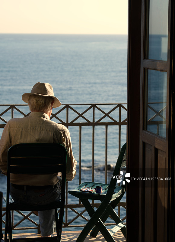 在锡拉库萨奥尔蒂贾阳台上的男人图片素材