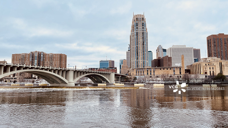 冬季明尼苏达州明尼阿波利斯市中心的密西西比河图片素材