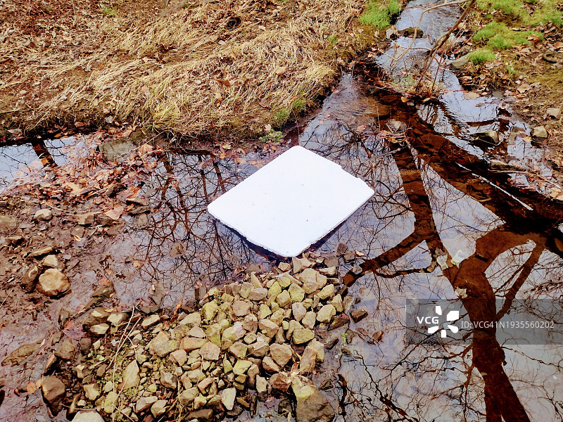 小溪中的塑料聚苯乙烯板图片素材