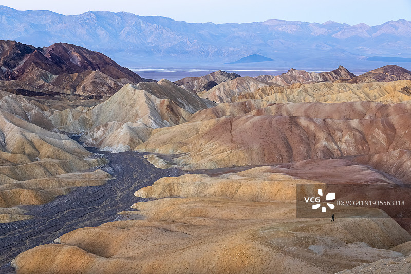 日出时在死亡谷国家公园扎布里斯基角黄金峡谷环线徒步图片素材