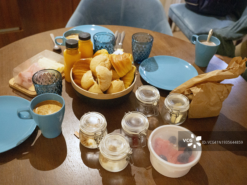 餐桌上的健康早餐图片素材