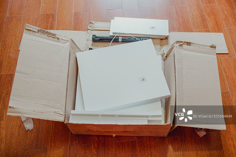 打开的纸板箱和木块特写图片素材