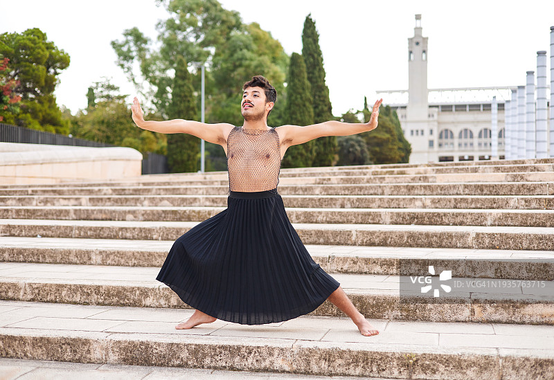 练习现代舞姿势的男舞蹈演员图片素材