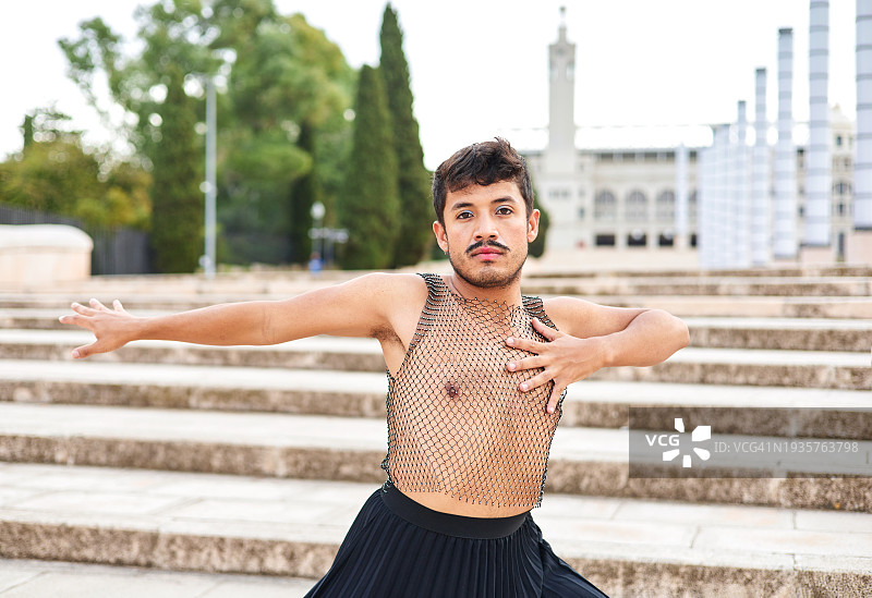 看着镜头的现代男舞者图片素材