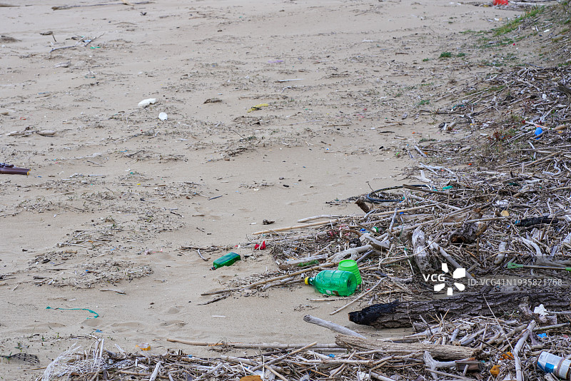 人类活动对海洋环境的负面影响：塑料垃圾凸显解决塑料污染的紧迫性图片素材