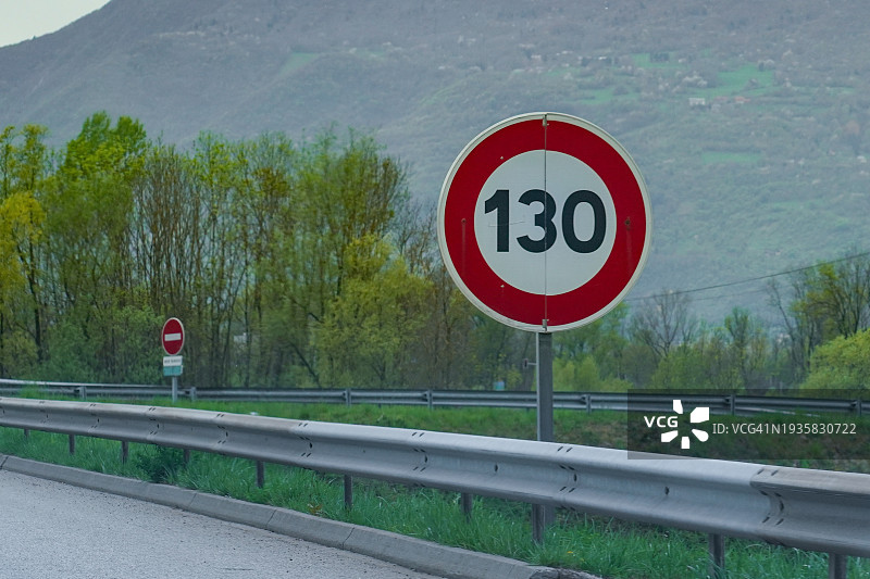 法国高速公路限速130公里路标图片素材
