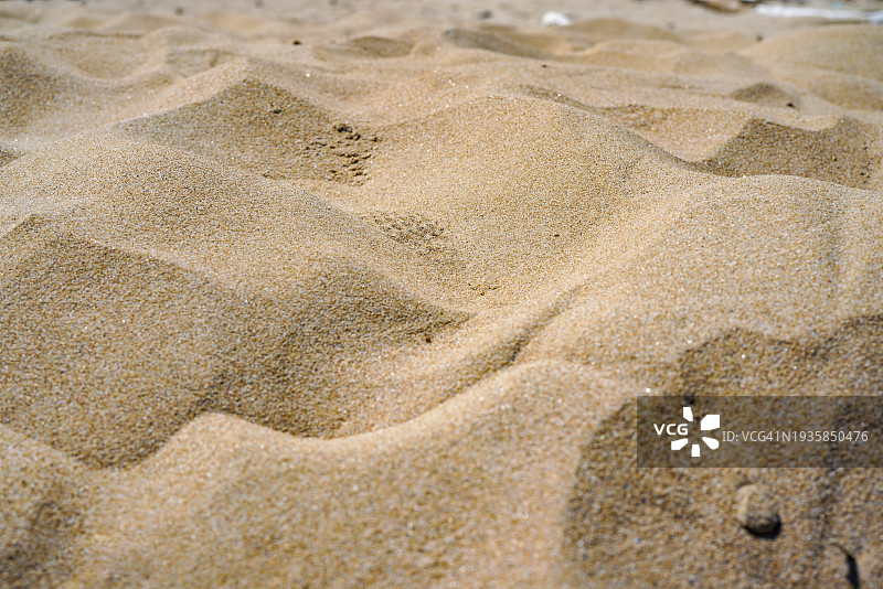温暖干燥的沙丘特写，可观察海滩或沙漠上的每粒沙图片素材