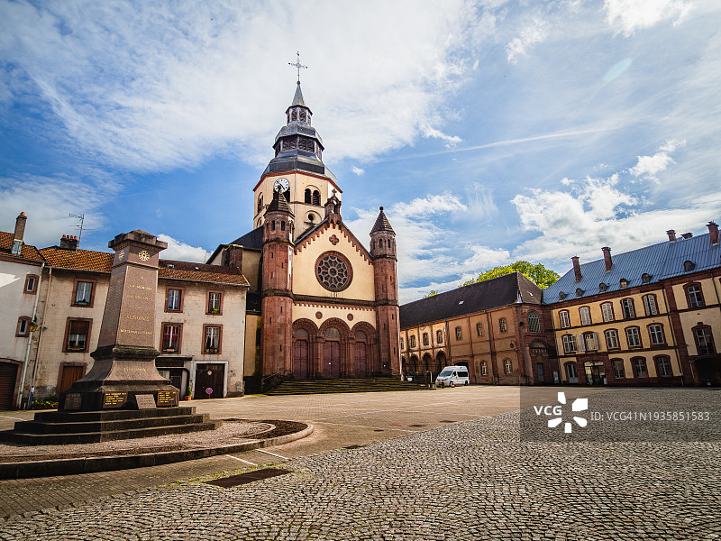 圣伯多禄塞诺讷修道院教堂广角景观，位于法国东部孚日省洛林地区图片素材