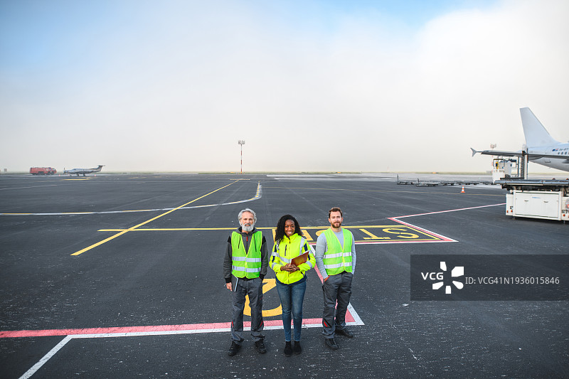 在跑道上工作的机场人员图片素材