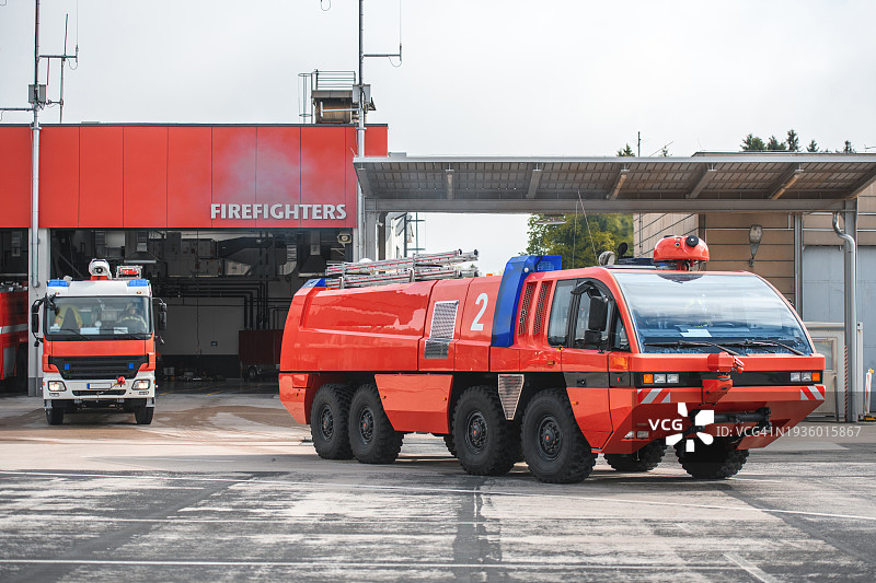 消防车驶出机场消防部门车库执行紧急任务图片素材