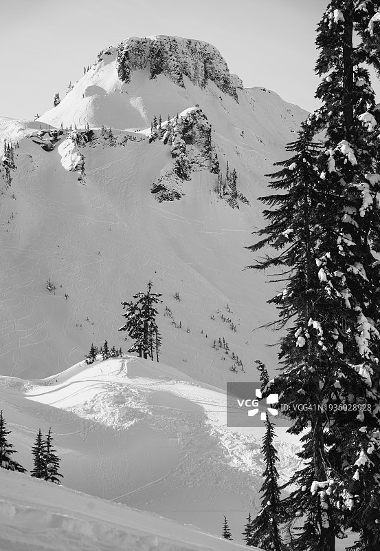 滑雪道装饰着贝克山周围的群山，华盛顿州贝灵厄姆东部图片素材