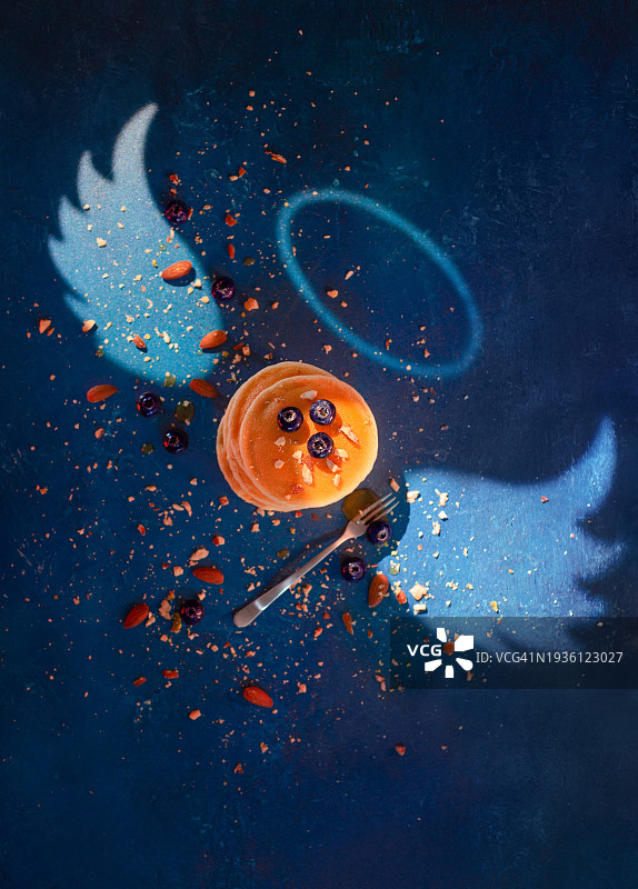 天使翅膀的圣洁薄煎饼早餐：创意美食摄影，食谱封面图片素材