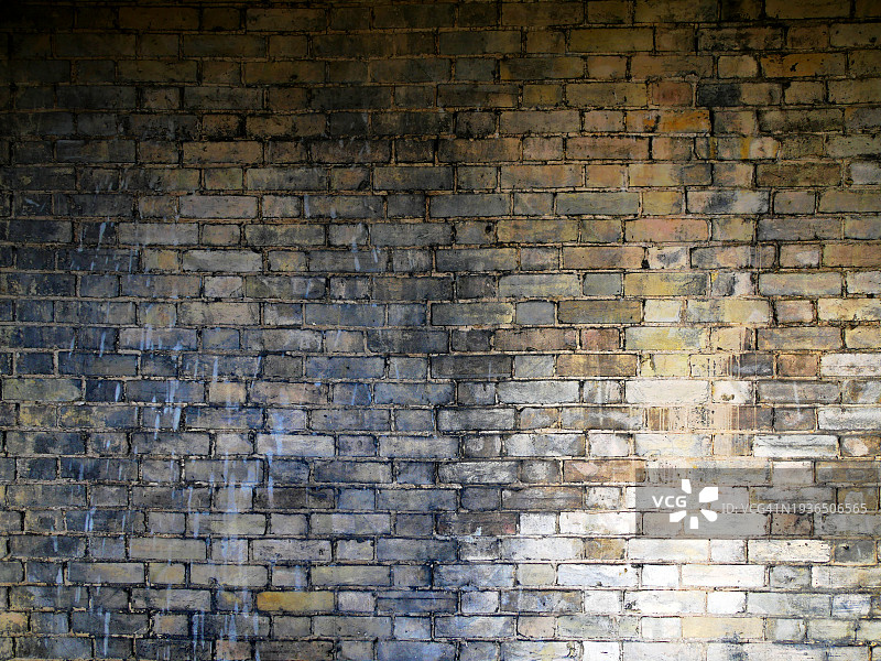 伦敦灰黄色砖墙：阳光与阴影下的自然色彩图片素材